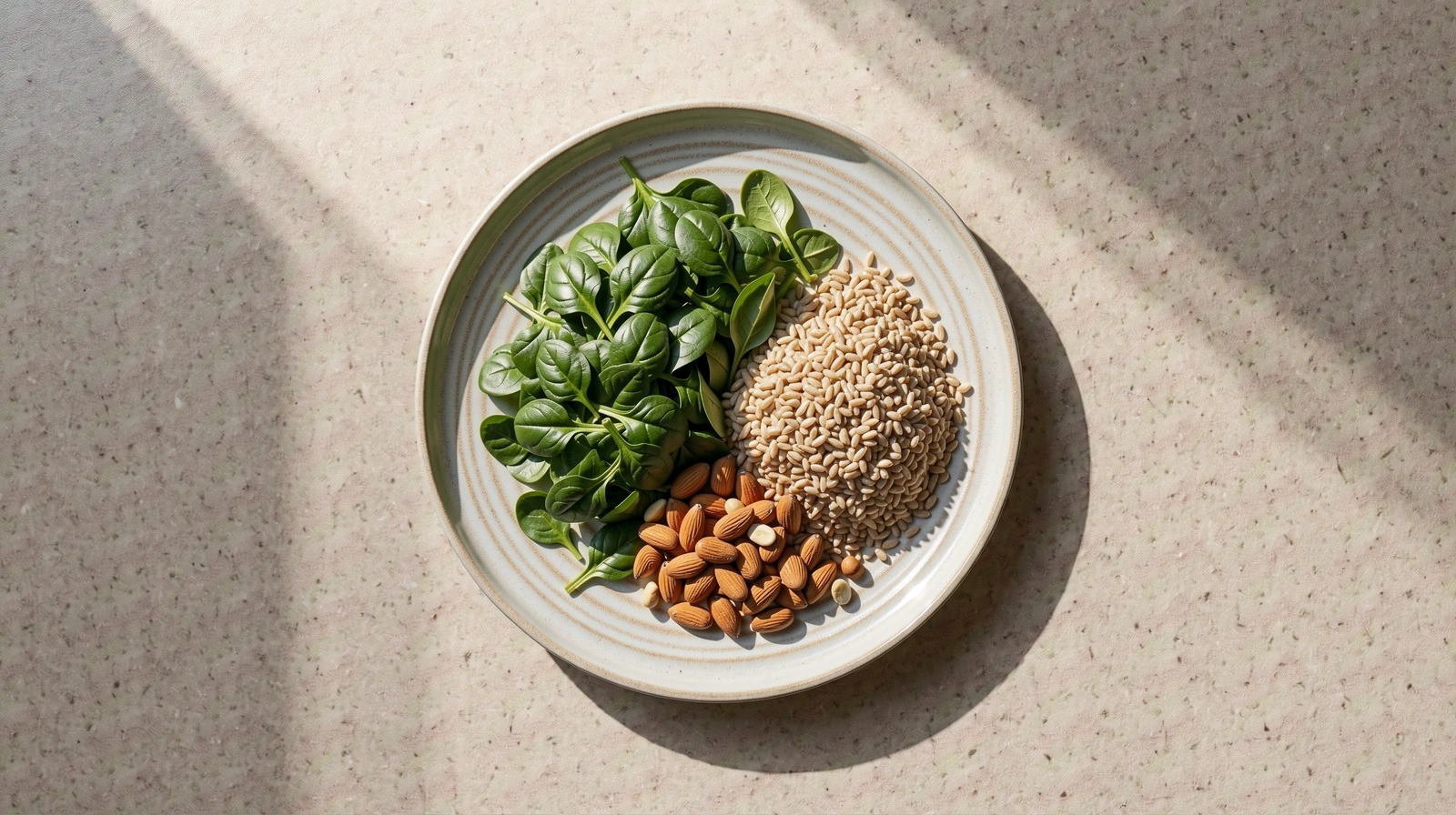 Ingredienti freschi su un piano da cucina minimale